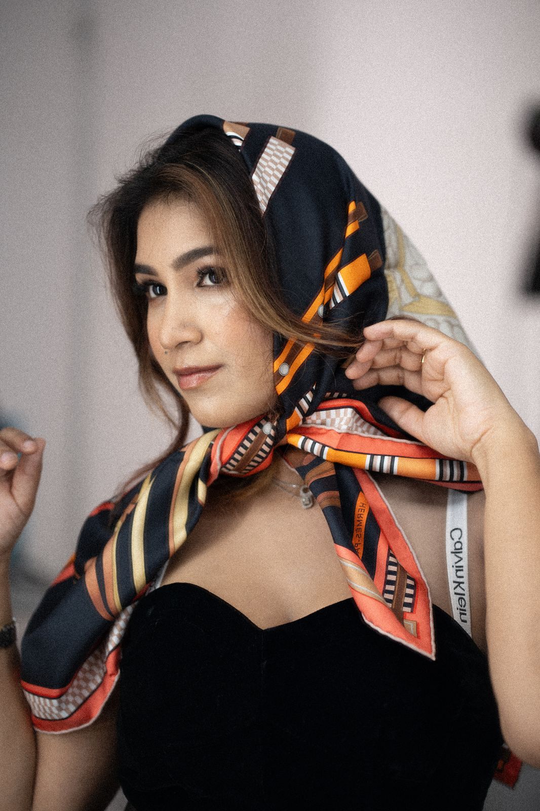 Divya Pandey — scarf look, side light
